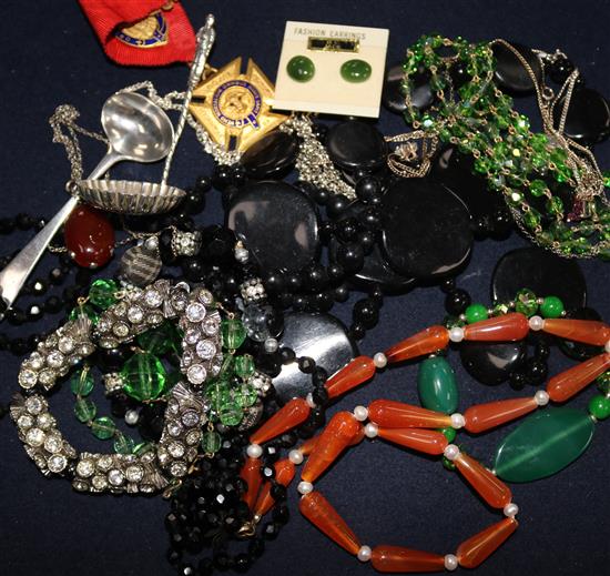 A quantity of mixed jewellery.